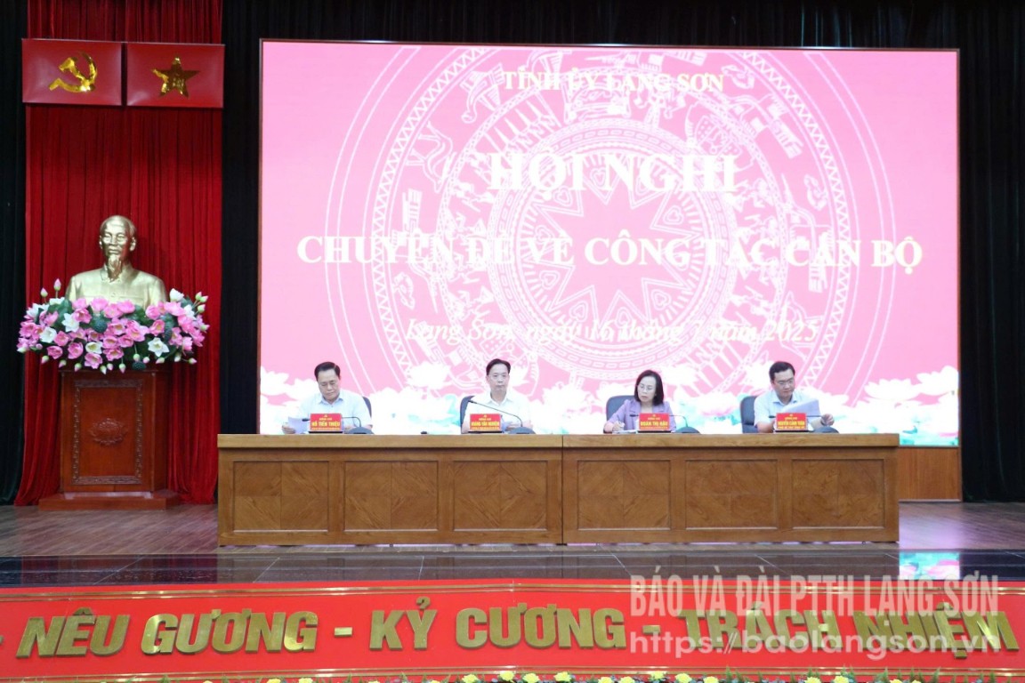 Các đồng chí Thường trực Tỉnh ủy chủ trì hội nghị