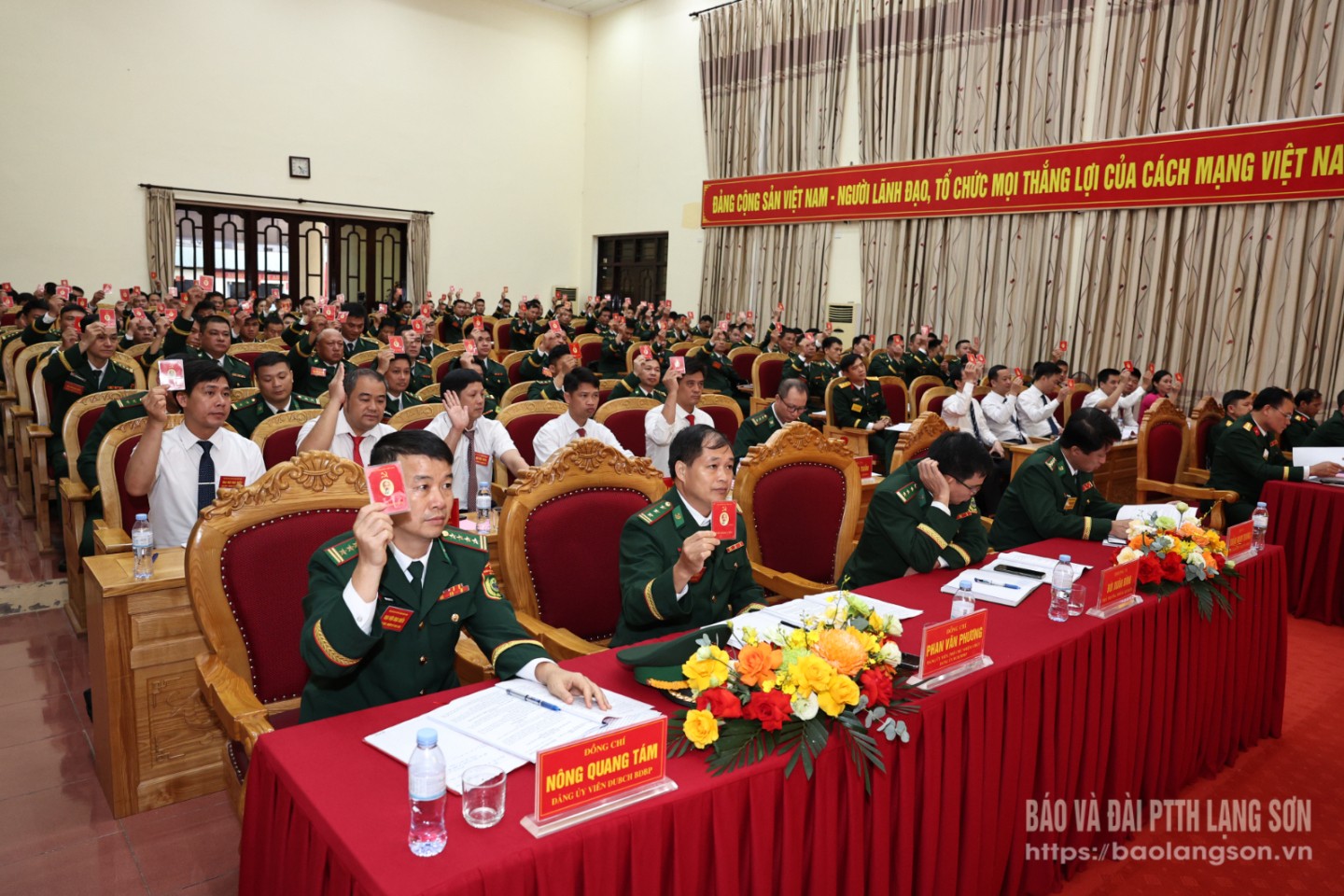 Các đại biểu biểu quyết thông qua Nghị quyết tại đại hội