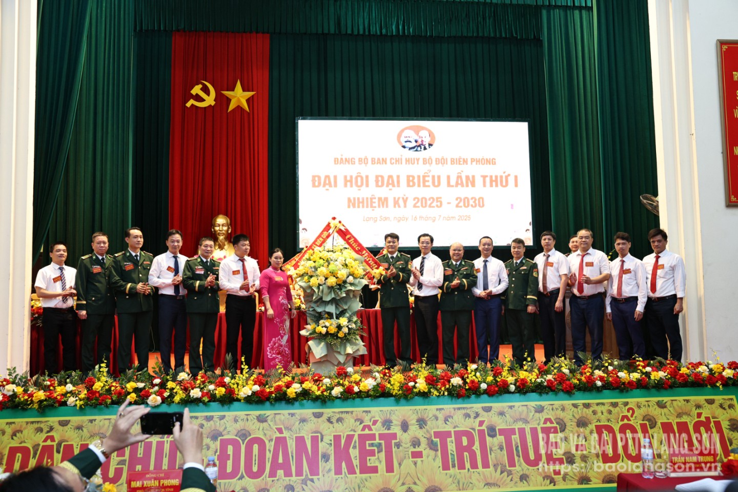Lãnh đạo các xã biên giới tặng hoa chúc mừng đại hội