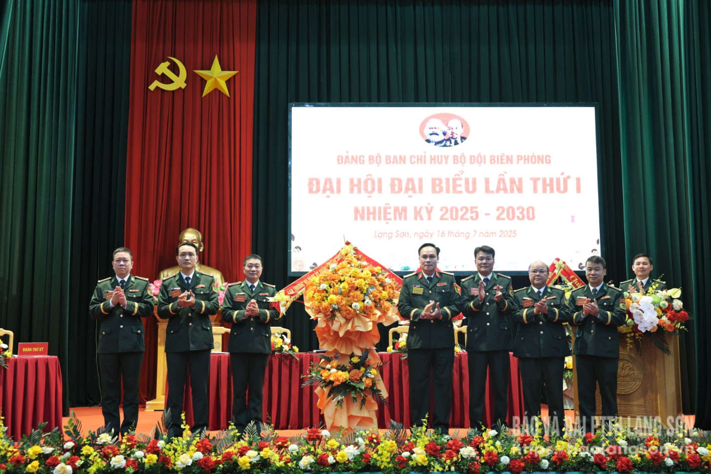 Lãnh đạo Đảng ủy, Bộ Chỉ huy Quân sự tỉnh tặng hoa chúc mừng đại hội
