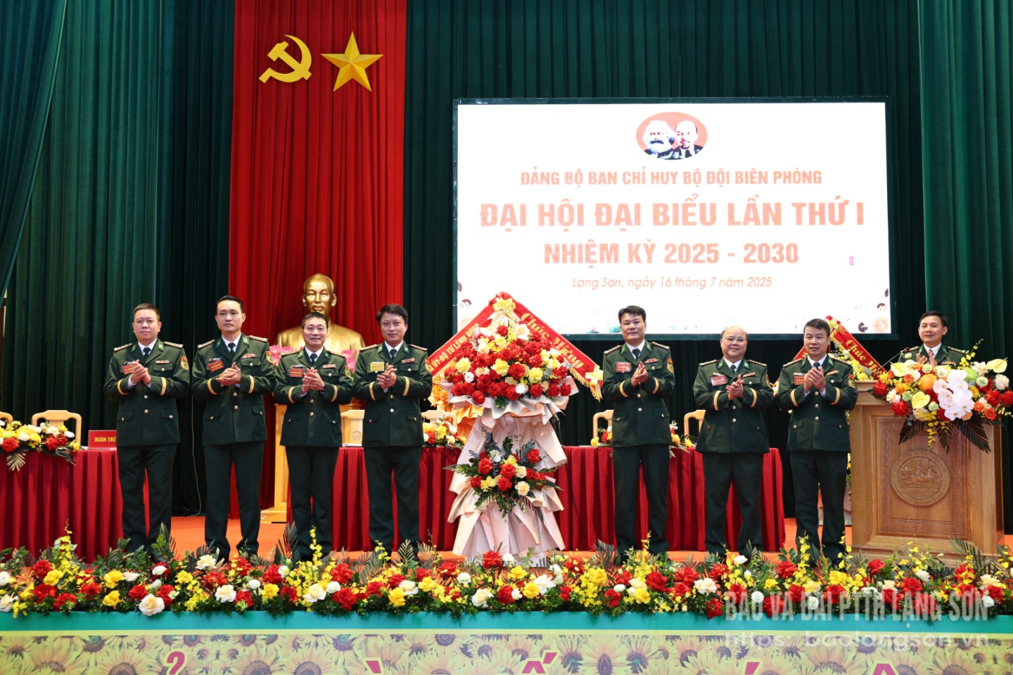 Lãnh đạo Bộ Tư lệnh BĐBP tặng hoa chúc mừng đại hội