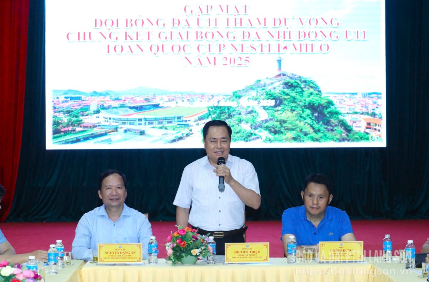 Đồng chí Hồ Tiến Thiệu, Phó Bí thư Tỉnh ủy, Chủ tịch UBND tỉnh, Chủ tịch LĐBĐ tỉnh phát biểu tại buổi gặp mặt