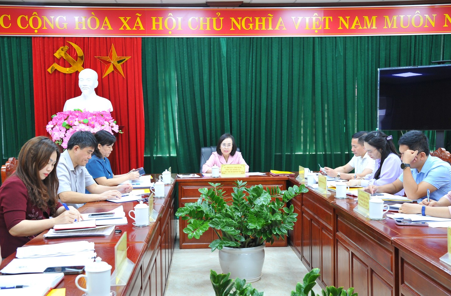 Đồng chí Đoàn Thị Hậu, Phó Bí thư Thường trực Tỉnh ủy, Chủ tịch HĐND tỉnh lắng nghe kiến nghị của công dân