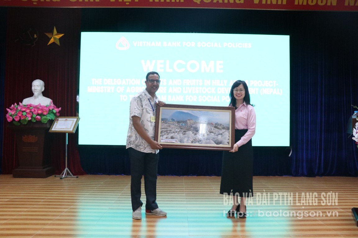 Lãnh đạo Chi nhánh NHCSXH tỉnh tặng quà lưu niệm đại diện đoàn công tác