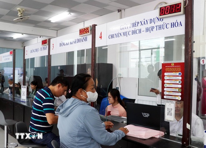 Người dân tại thành phố Cần Thơ khi đến giải quyết các thủ tục hành chính tại xã, phường luôn được nhiệt tình phục vụ. (Ảnh: Trung Hiếu/TTXVN)