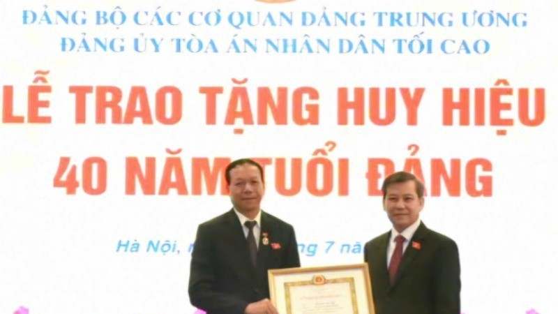 Chánh án Tòa án nhân dân tối cao trao tặng Huy hiệu 40 năm tuổi Đảng cho đồng chí Nguyễn Trí Tuệ.