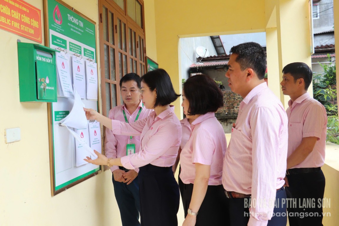 Đoàn kiểm tra của NHCSXH Trung ương kiểm tra bảng công khai thông tin tín dụng chính sách xã hội tại Điểm giao dịch Bình La