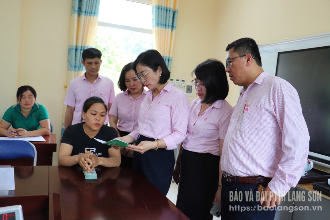 Đoàn kiểm tra của NHCSXH Trung ương kiểm tra sổ vay vốn của người dân tại Điểm giao dịch Hồng Thái