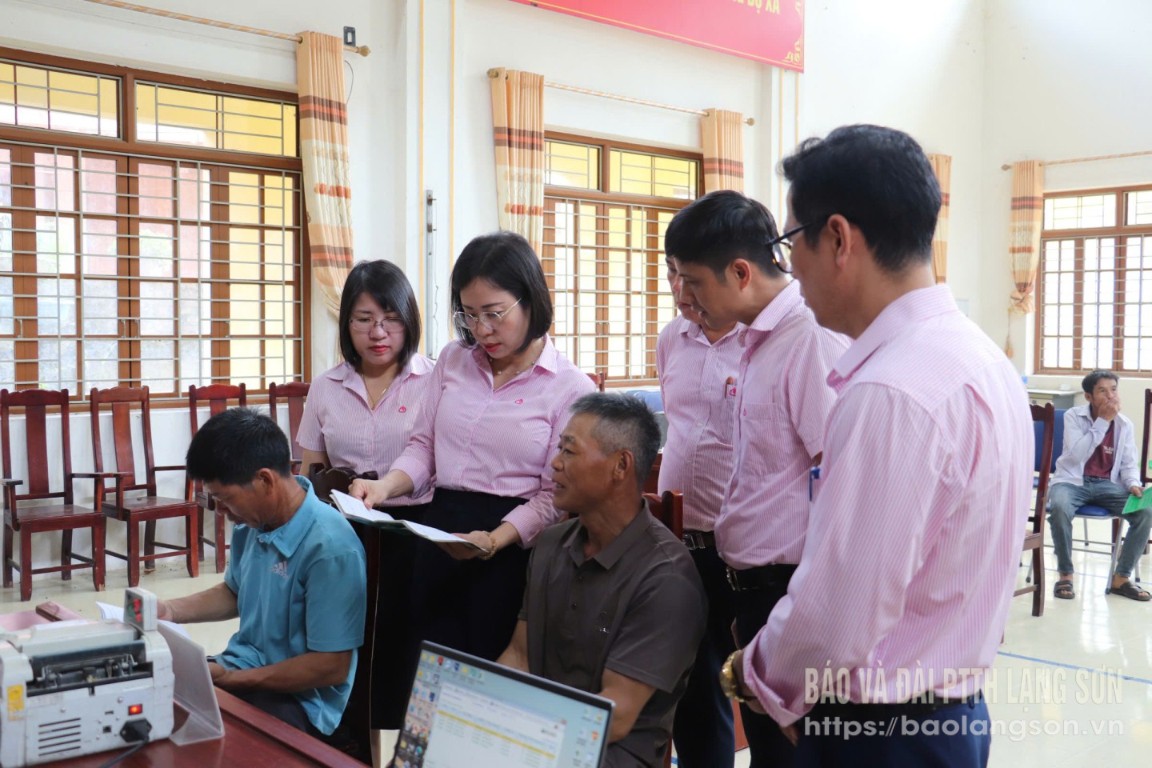 Đoàn kiểm tra của NHCSXH Trung ương kiểm tra hoạt động phiên giao dịch tại Điểm giao dịch Bình La