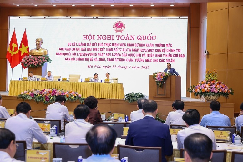 Thủ tướng yêu cầu các bộ, ngành, địa phương tiếp tục cập nhật số liệu trên Cổng thông tin của Ban Chỉ đạo; rà soát, tổng hợp, phân loại, phân tích, đánh giá các dự án - Ảnh: VGP/Nhật Bắc