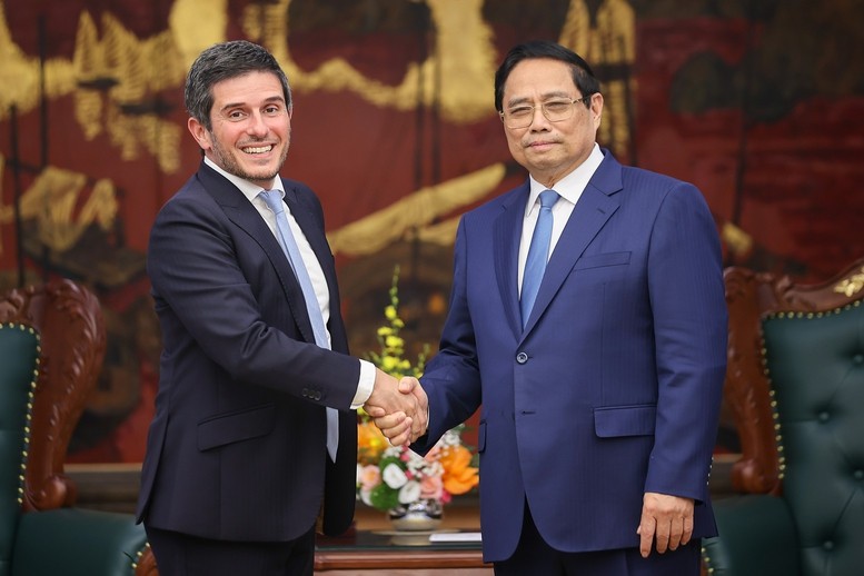 Thủ tướng Phạm Minh Chính tiếp ông Gerald Toledano, thành viên Ban Điều hành, Giám đốc mảng sản phẩm cổ phiếu và đa tài sản toàn cầu của FTSE Russell - Ảnh: VGP/Nhật Bắc