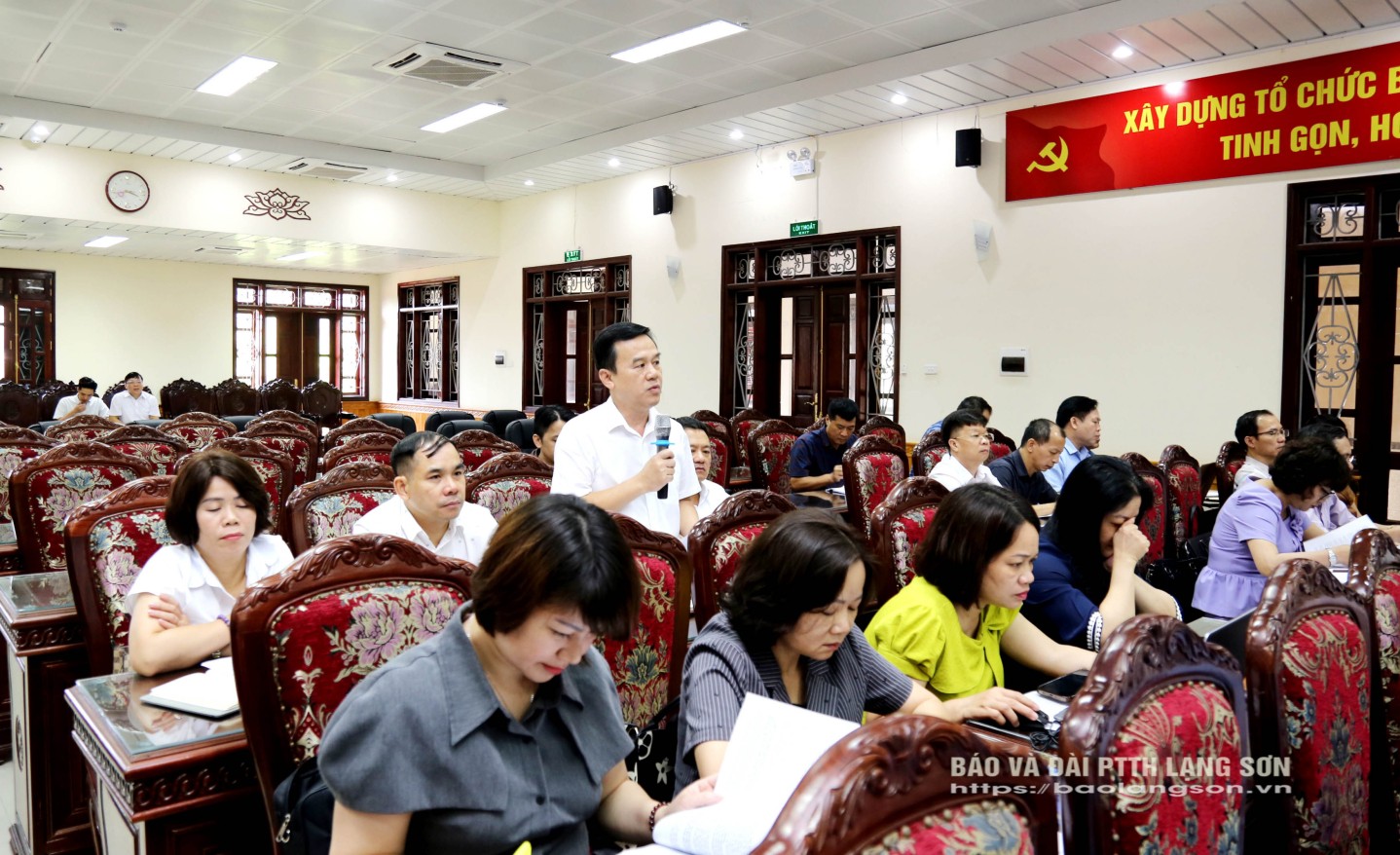 Lãnh đạo Sở Y tế trao đổi một số nội dung liên quan tại hội nghị