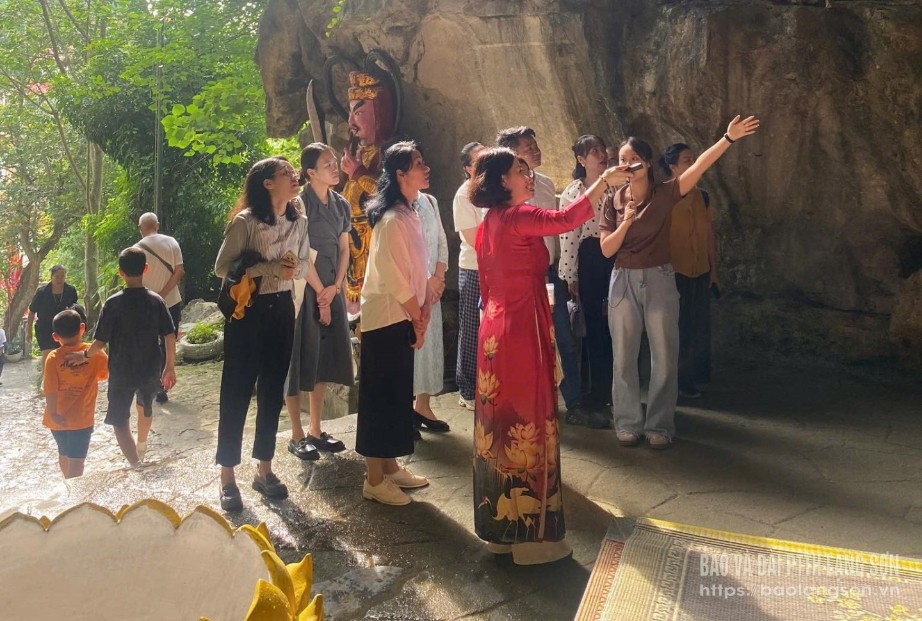 Khách du lịch Trung Quốc tham quan tại chùa Tam Thanh, phường Tam Thanh, tỉnh Lạng Sơn