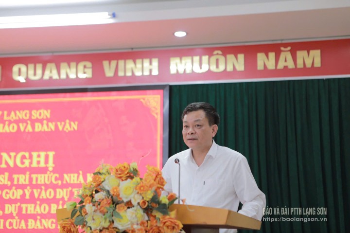 Đồng chí Nguyễn Quốc Khánh, Uỷ viên Ban Thường vụ Tỉnh uỷ, Trưởng Ban Tuyên giáo và Dân vận Tỉnh uỷ, Tổ trưởng Tổ Biên tập và Văn kiện phát biểu khai mạc hội nghị