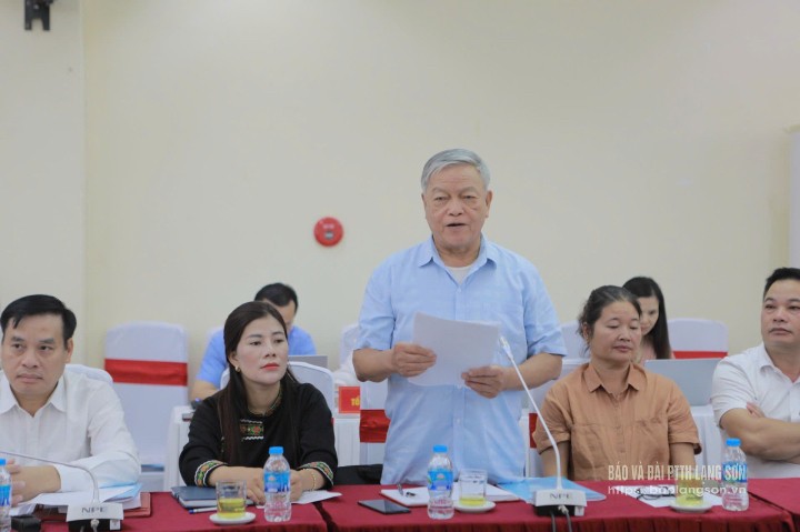 Ông Nông Ngọc Tăng Chủ tịch Hội Người cao tuổi tỉnh đóng góp ý kiến tại hội nghị
