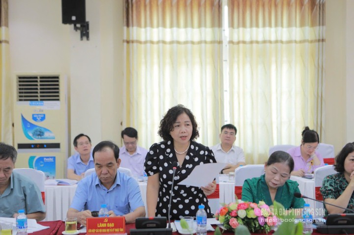 Nhà giáo Ưu tú Nguyễn Minh Châu, Chủ tịch Hội Khuyến học tỉnh đóng góp ý kiến tại hội nghị
