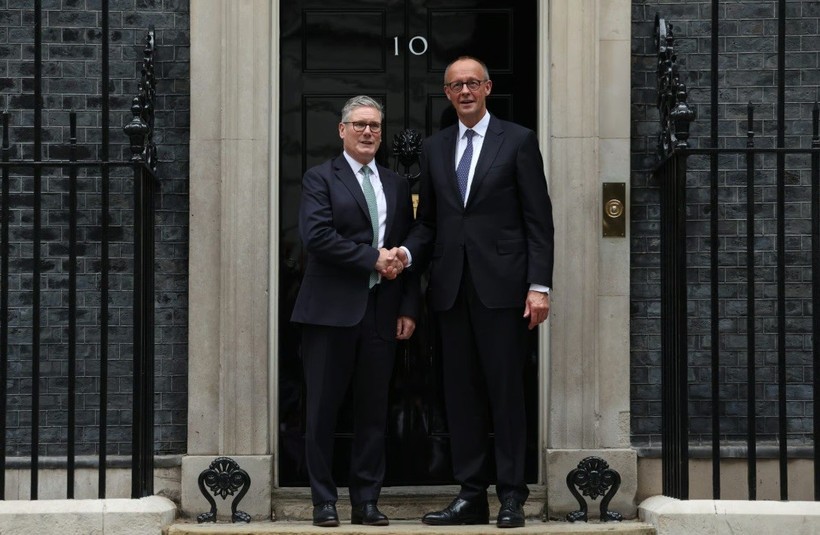 Thủ tướng Anh Keir Starmer và Thủ tướng Đức Friedrich Merz tại Thủ đô London. (Ảnh: politico.eu)
