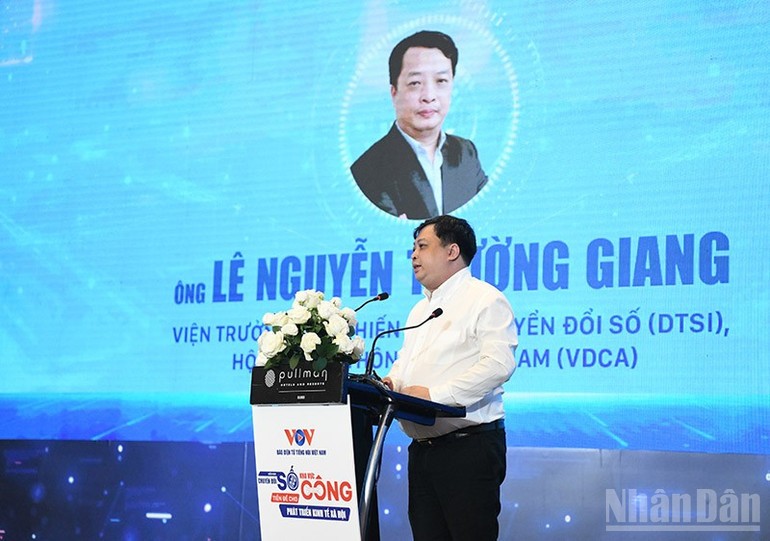 Ông Lê Nguyễn Trường Giang - Viện trưởng Viện chiến lược chuyển đổi số (DTSI), Hội truyền thông số Việt Nam phát biểu tham luận.