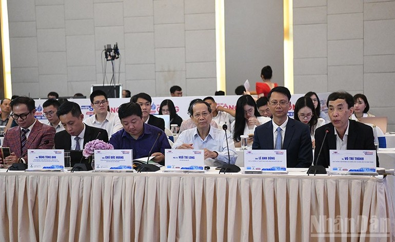 Tiến sĩ Võ Trí Thành - Viện trưởng Viện nghiên cứu chiến lược thương hiệu và cạnh tranh điều phối tọa đàm.