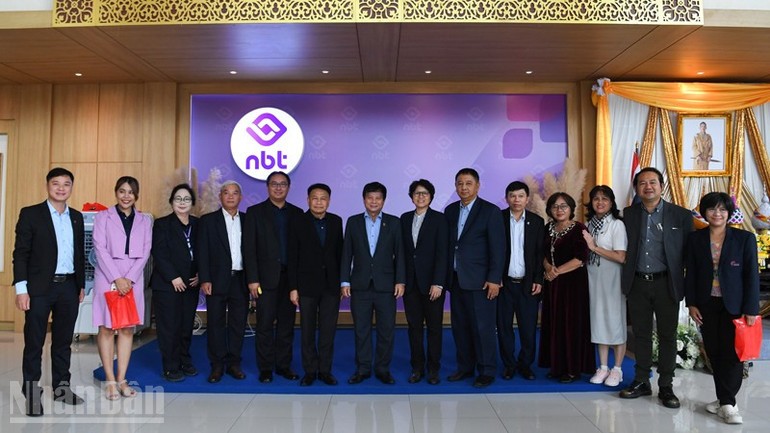 Đoàn đại biểu Hội Nhà báo Việt Nam thăm trụ sở Hãng Phát thanh và Truyền hình quốc gia Thái Lan (NBT). (Ảnh: XUÂN SƠN)
