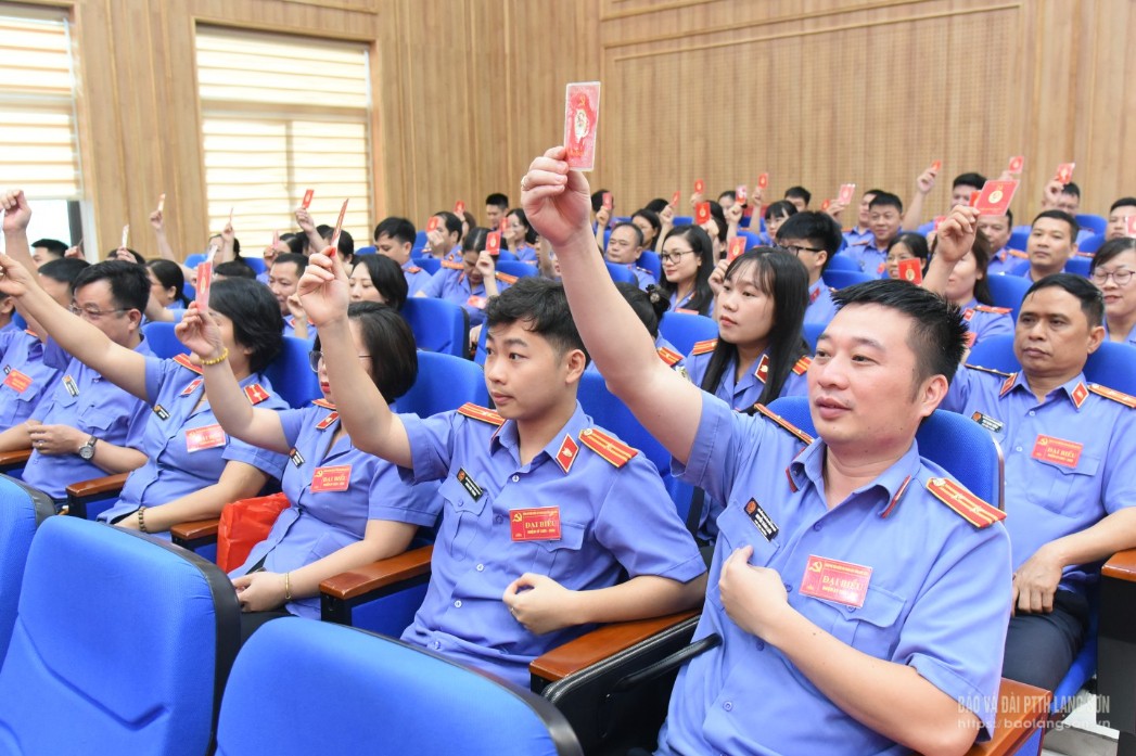 Đại biểu biểu quyết thông qua nghị quyết đại hội