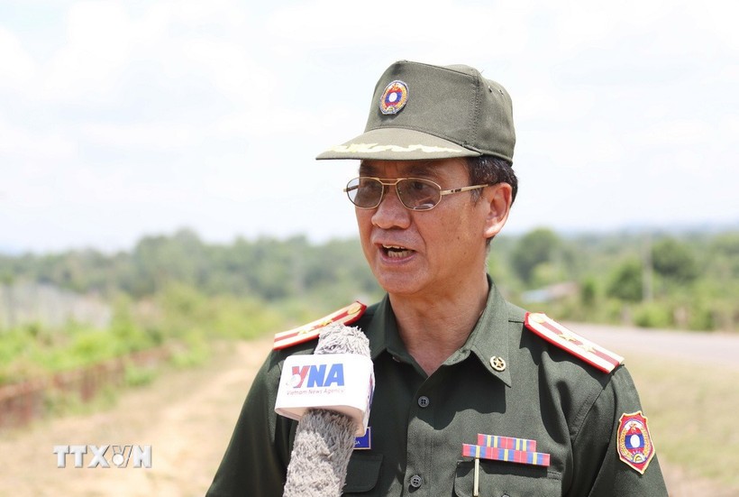 Trung tá Houmphanh Chansanga, Giám đốc Bảo tàng Truyền thống Liên minh chiến đấu Lào-Việt Nam tại Bản Đông, huyện Sepon, tỉnh Savannakhet, trả lời phỏng vấn phóng viên TTXVN. (Ảnh: Xuân Tú/TTXVN)