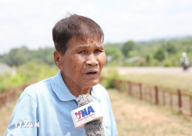 Ông Bounkham Sangsoulyvong, cựu dân quân huyện Sepon, tỉnh Savannakhet, chia sẻ kỷ niệm trong những năm tháng bảo vệ tuyến đường Hồ Chí Minh. (Ảnh: Xuân Tú/TTXVN)