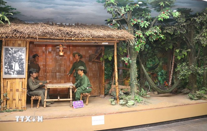 Góc tái hiện các chiến sỹ Việt Nam, Lào luôn kề vai sát cánh trong chiến đấu tại Bảo tàng Truyền thống Liên minh chiến đấu Việt-Lào tại Bản Đông, huyện Sepon, tỉnh Savannakhet. (Ảnh: Xuân Tú/TTXVN)
