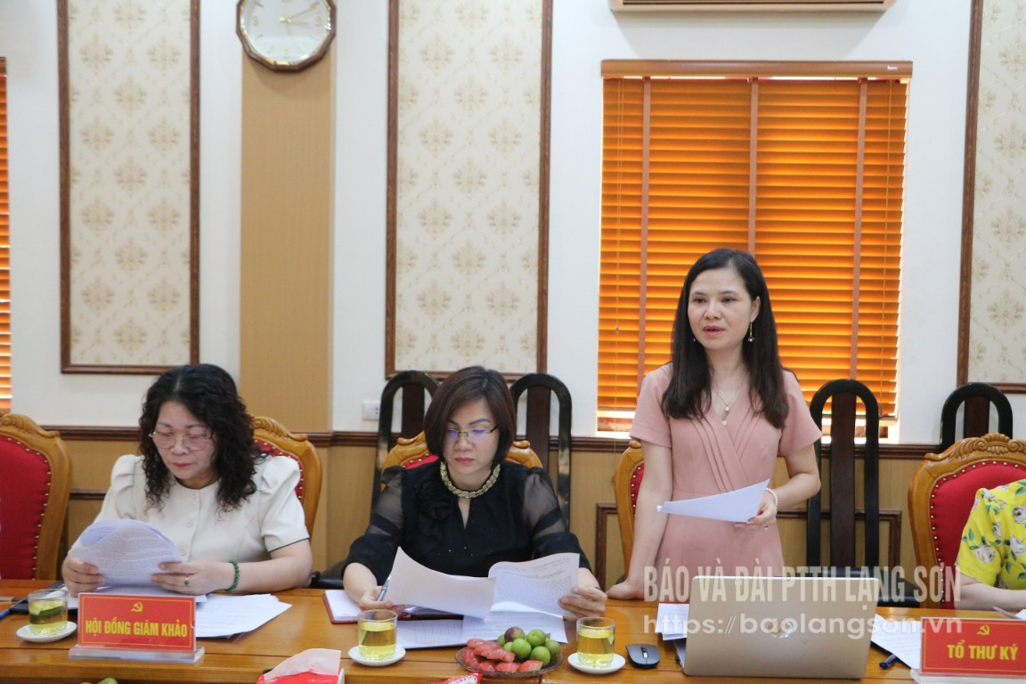 Đại diện Tổ thư ký Ban Tổ chức Cuộc thi trình bày báo cáo kết quả triển khai Cuộc thi trên địa bàn tỉnh