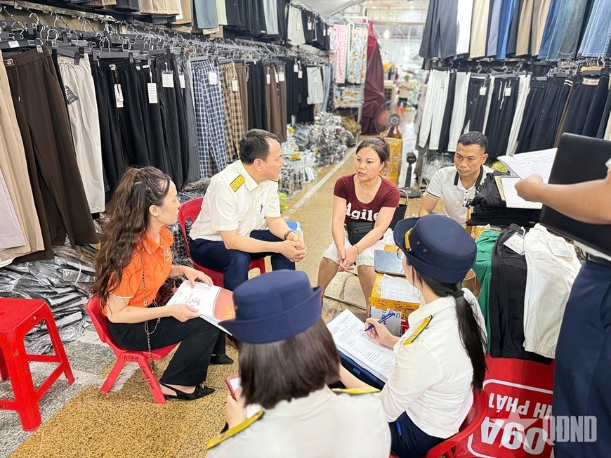 Cán bộ thuế Chi cục Thuế Khu vực 1 (Cục Thuế) hướng dẫn hộ kinh doanh triển khai hóa đơn điện tử từ máy tính tiền. 