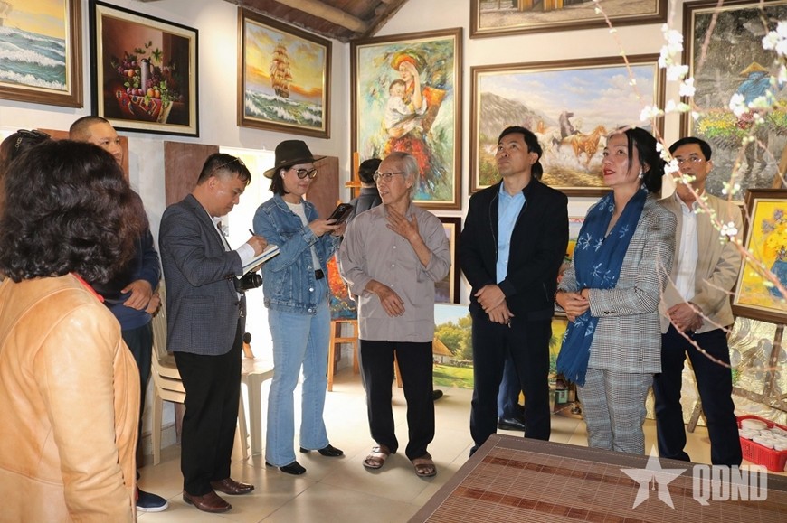 Du khách tham quan và trải nghiệm tại làng họa sĩ Hải Minh.