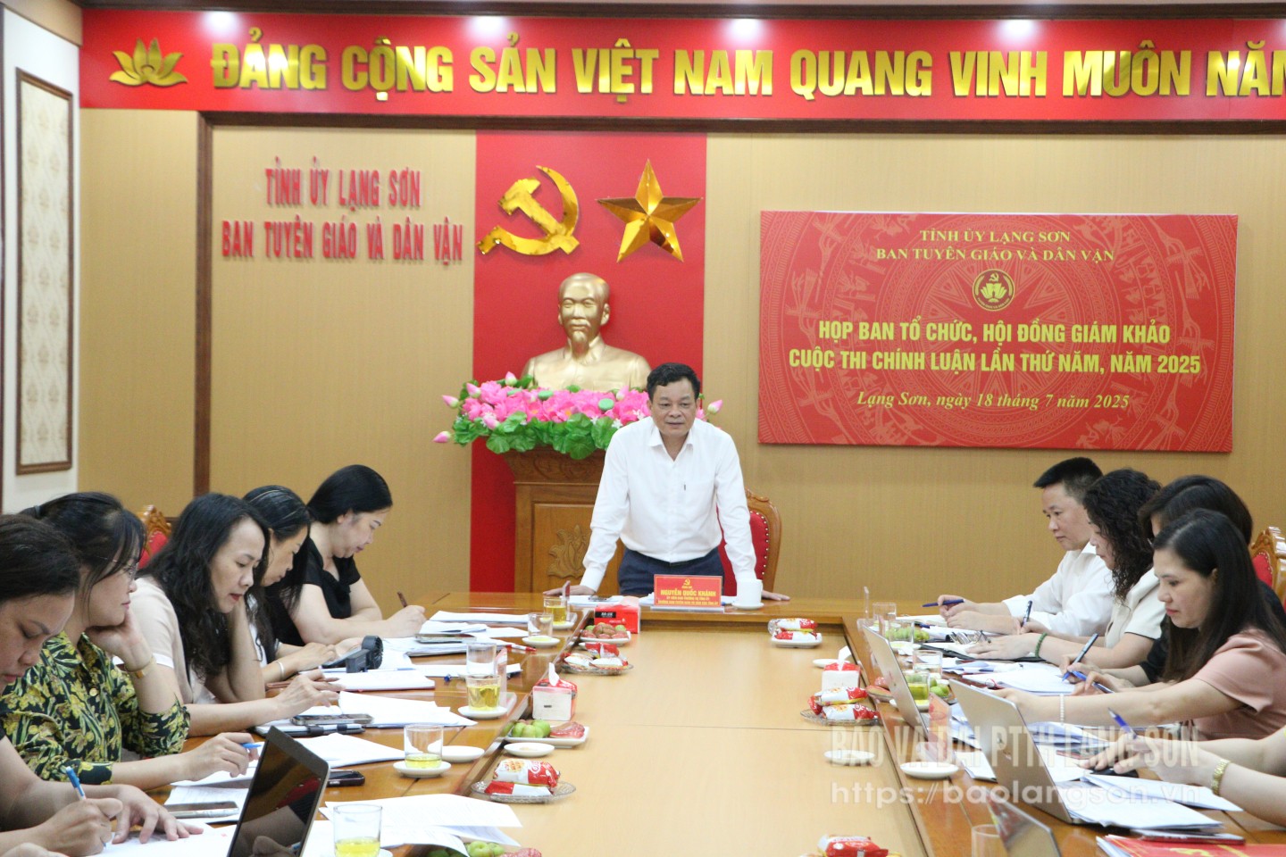 Đồng chí Nguyễn Quốc Khánh, Ủy viên Ban Thường vụ Tỉnh ủy, Trưởng Ban Tuyên giáo và Dân vận Tỉnh ủy, Phó Trưởng Ban Thường trực Ban Chỉ đạo 35 tỉnh phát biểu tại cuộc họp
