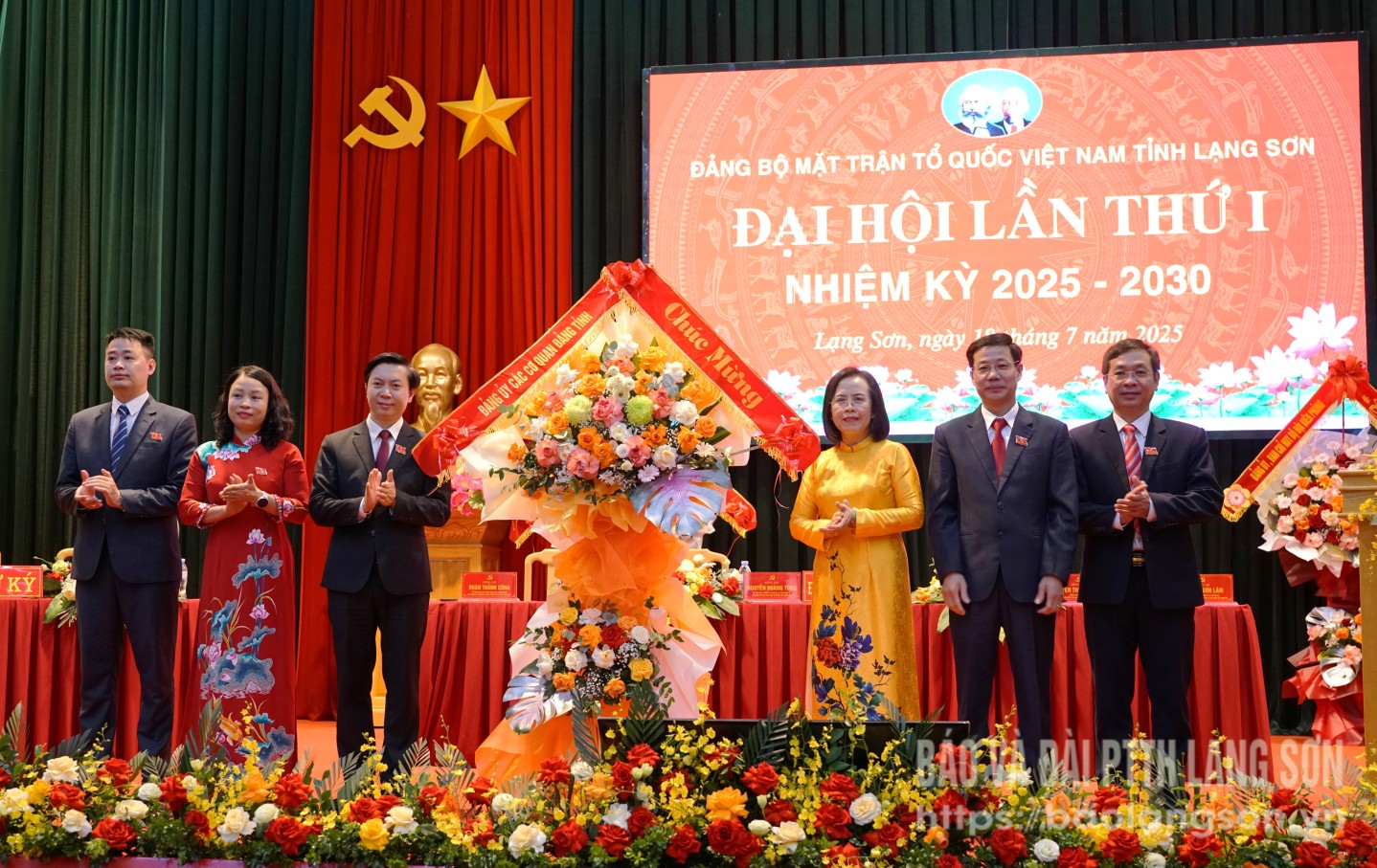 Đồng chí Đoàn Thị Hậu, Phó Bí thư Thường trực Tỉnh ủy, Chủ tịch HĐND tỉnh, Bí thư Đảng ủy CCQ Đảng tỉnh tặng hoa chúc mừng đại hội