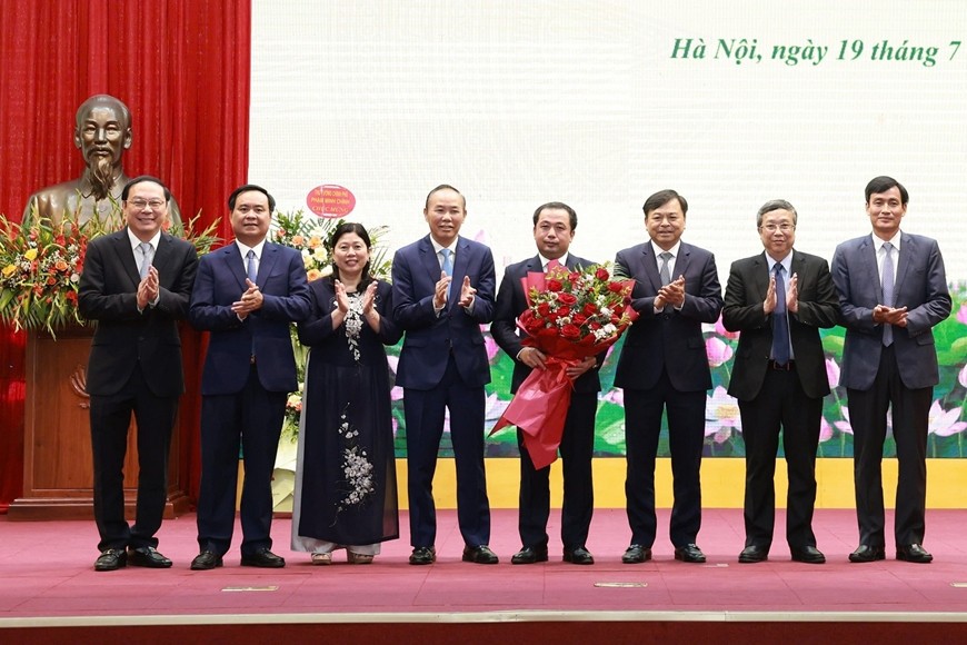 Lãnh đạo các cơ quan Bộ Nông nghiệp và Môi trường tặng hoa chúc mừng đồng chí Trần Đức Thắng. Ảnh: KHƯƠNG TRUNG