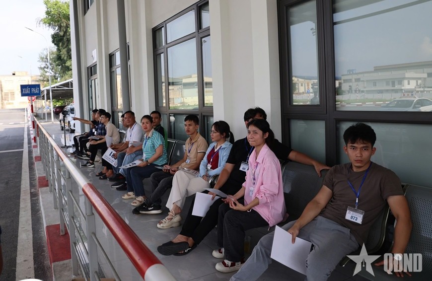 Thí sinh chờ sát hạch cấp GPLX ô tô tại một trung tâm sát hạch ở Hà Nội.