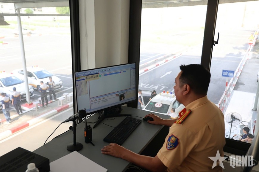 Cán bộ Phòng CSGT giám sát quá trình sát hạch của thí sinh.