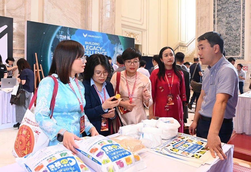 Các đại biểu tham quan gian hàng của các nhóm nghiên cứu tại diễn đàn.