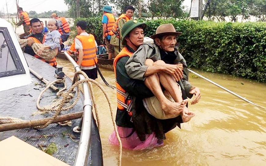 Lực lượng vũ trang Quảng Bình sơ tán nhân dân trong bão lũ. Ảnh: qdnd.vn