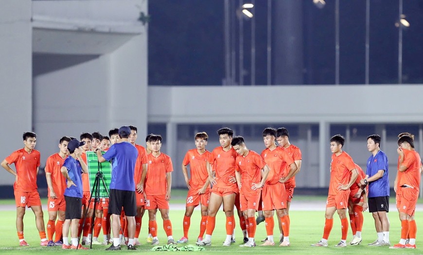  Thầy trò huấn luyện viên Kim Sang-sik tập trung cao độ trước trận gặp U23 Lào. Ảnh: VFF