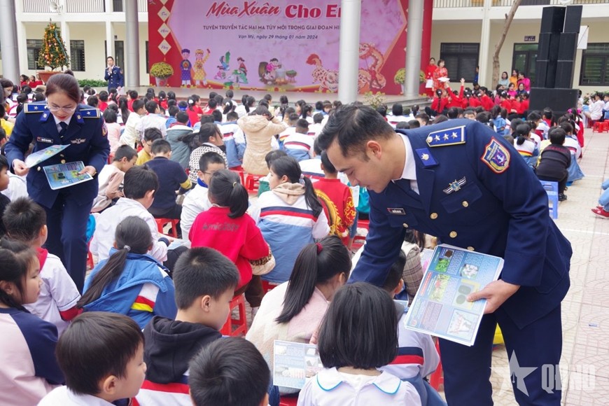 Phát tờ rơi tuyên truyền về tác hại của ma túy cho học sinh. 