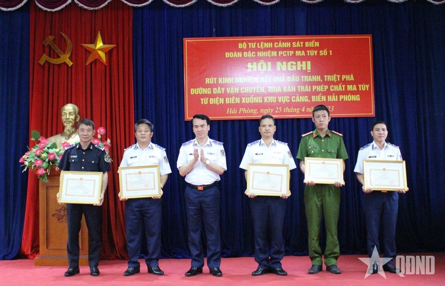 Thiếu tướng Vũ Trung Kiên, Phó tư lệnh Pháp luật Cảnh sát biển trao thưởng cho tập thể, cá nhân có thành tích xuất sắc trong đấu tranh triệt phá đường dây vận chuyển trái phép chất ma túy.