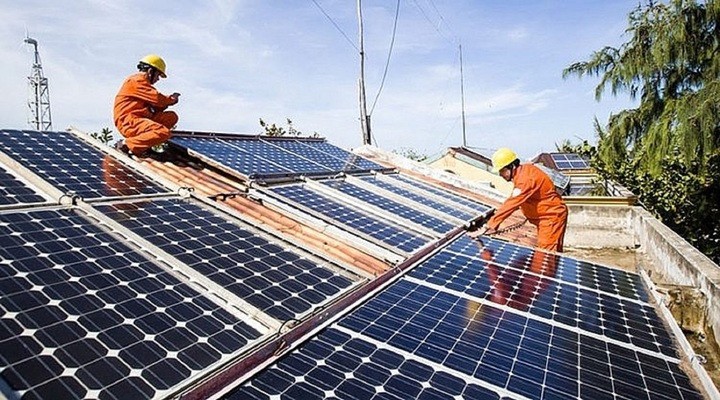 Hộ gia đình được hỗ trợ tiền đầu tư điện mặt trời mái nhà và lãi suất ưu đãi khi vay ngân hàng. (Ảnh EVN)