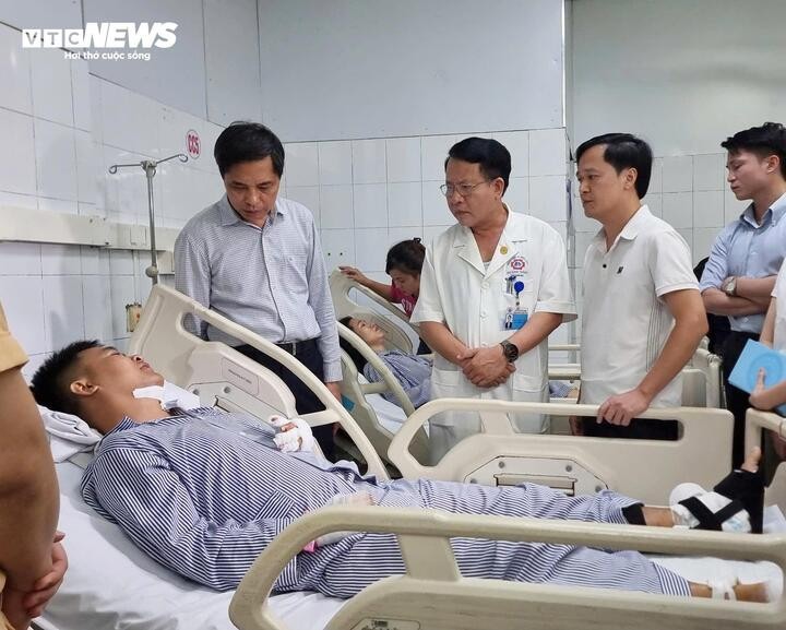 Ông Vũ Văn Diện, Phó Chủ tịch thường trực UBND tỉnh Quảng Ninh (đứng đầu, bên trái) thăm hỏi, động viên nạn nhân Mai Xuân Hải.
