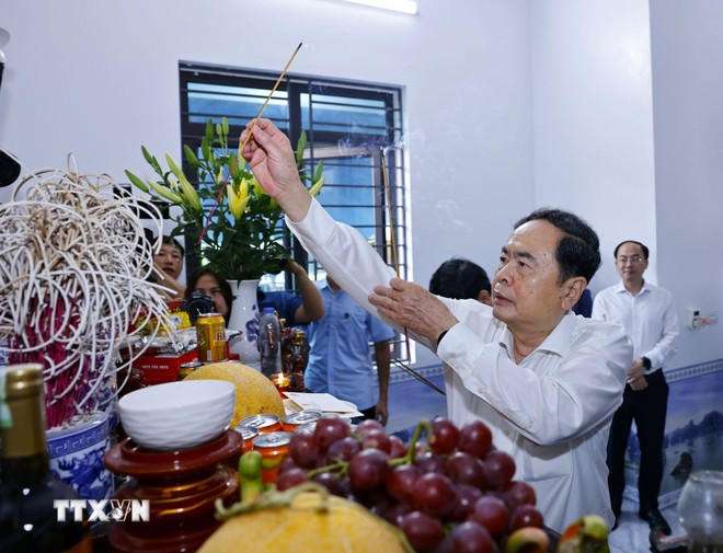 Chủ tịch Quốc hội Trần Thanh Mẫn dâng hương tưởng nhớ các liệt sỹ là chồng và con của Mẹ Việt Nam Anh hùng Tạ Thị Trần. (Ảnh: Doãn Tấn/TTXVN)