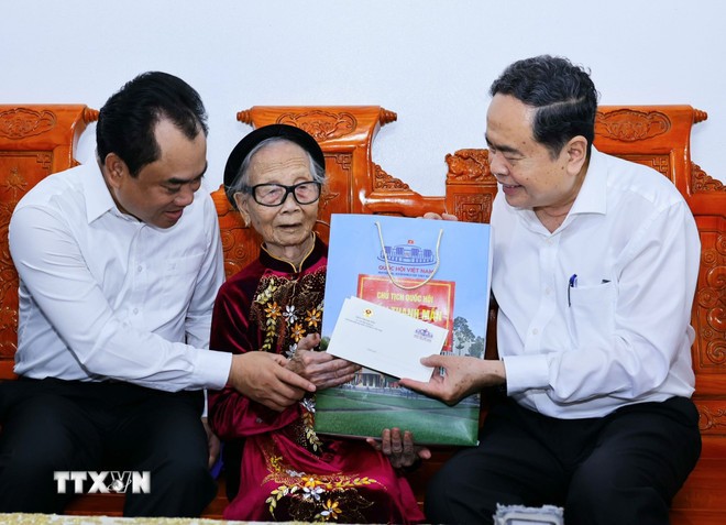 Chủ tịch Quốc hội Trần Thanh Mẫn thăm và tặng quà Mẹ Việt Nam Anh hùng Tạ Thị Trần. (Ảnh: Doãn Tấn/TTXVN)