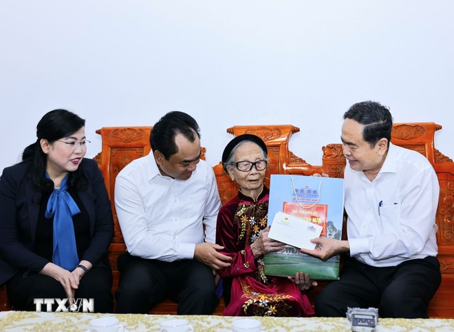 Chủ tịch Quốc hội Trần Thanh Mẫn thăm và tặng quà Mẹ Việt Nam Anh hùng Tạ Thị Trần. (Ảnh: Doãn Tấn/TTXVN)
