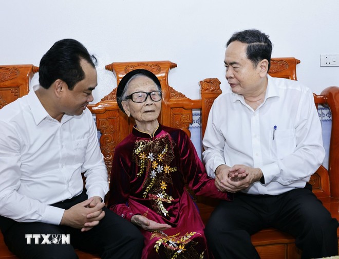 Chủ tịch Quốc hội Trần Thanh Mẫn thăm và tặng quà Mẹ Việt Nam Anh hùng Tạ Thị Trần. (Ảnh: Doãn Tấn/TTXVN)