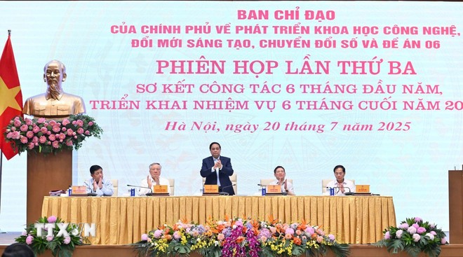Thủ tướng Phạm Minh Chính chủ trì Phiên họp lần thứ 3 ban Chỉ đạo về phát triển khoa học, công nghệ, đổi mới sáng tạo, chuyển đổi số và Đề án 06. (Ảnh: Dương Giang/TTXVN)