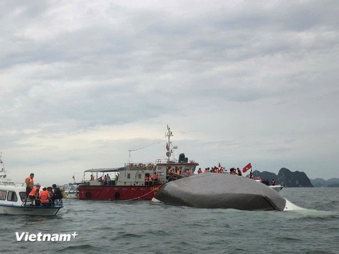 Hiện trường vụ lật tàu ở Quảng Ninh.