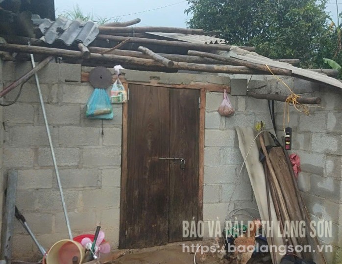 Dông lốc gây tốc mái một số nhà ở, công trình phụ của người dân xã Khánh Khê